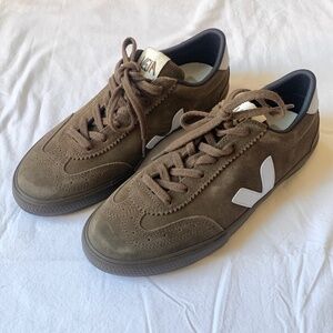 VEJA Volley Suede Sneakers in Eagle Swan 10 NEW